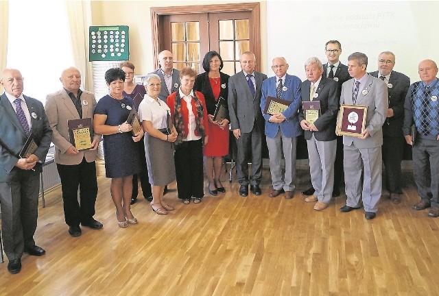 Aktywiści i przewodnicy turystyczni inowrocławskiego PTTK uhonorowani podczas jubileuszowej uroczystości. Trzeci z prawej, Andrzej Dragacz, prezes oddziału PTTK