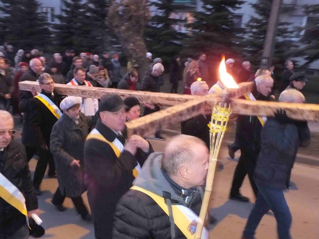 Wieczorem, w Niedzielę Palmową, 25 marca, ulicami Starachowic przeszła Miejska Droga Krzyżowa. Pątnicy szli w pielgrzymkowej kolumnie, zabezpieczanej przez Policję i Straż Miejską, od kościoła Św. Trójcy do kościoła Wszystkich Świętych.ZOBACZ NA KOLEJNYCH ZDJĘCIACH Sprawdź, czy znasz świętokrzyską gwarę! Co znaczą te słowa? [QUIZ] ZOBACZ TAKŻE: Wzruszające Misterium Męki Pańskiej w koneckim domu kultury