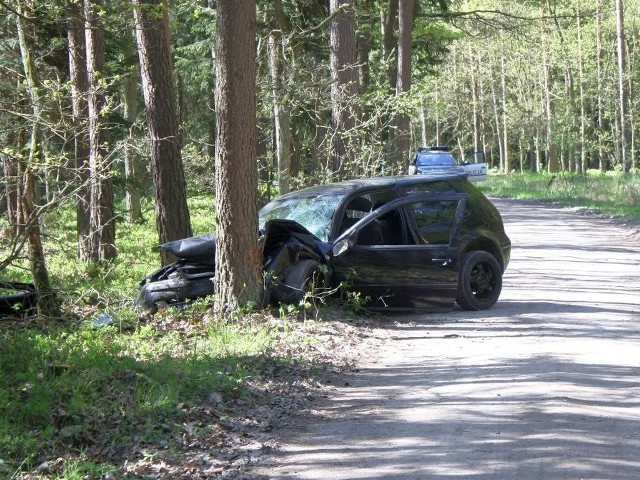 23-latek uderzył samochodem w drzewo przy leśnej drodze w Przyjezierzu.