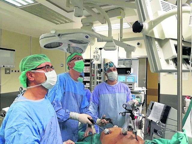Zespół chirurgów podczas laparoskopowej operacji zmniejszania żołądka w słupskim szpitalu