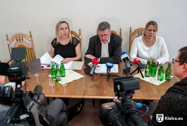 Podczas konferencji prasowej, przewodniczący Rady Miasta Kielce Jarosław Karyś wraz z wiceprzewodniczącymi: Anną Kibortt i Katarzyną Czech-Kruczek przedstawili uchwały, którymi zajmą się radni na sesji, 15 czerwca.