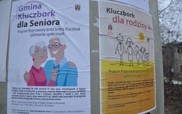 Plakaty reklamujące programy zniżek w Kluczborku
