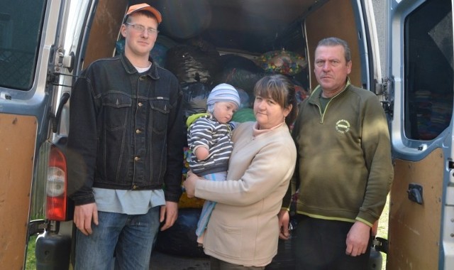 Niedawno Piotrek Wicher wysłał do Jełowej swój ósmy transport,  a w nim 600-700 kilogramów plastikowych nakrętek. Na zdjęciu stoi z Bartkiem Kurhoferemi rodzicami chłopca: Jolantą i Rolandem.