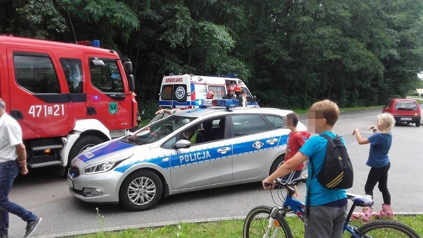 Groźny wypadek w Jastrzębiu. Motorowerzysta trafił do...