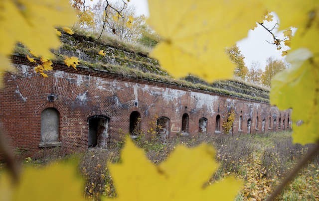 Fort X został zbudowany na przełomie lat 80. i 90. XIX wieku. Składa się z jednego długiego schronu, jest częściowo otoczony fosą