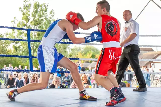 W Myślęcinku rozegrano mecz Ekstraligi Boksu Olimpijskiego, w którym mierzyli się pięściarze Wilków Kujaw i Leone Imperium Boxing Wałbrzych. Po zaciętym spotkaniu triumfowali goście 12:10. Zawodnicy pokazali spore umiejętności, pogoda dopisała, a kibice, którzy przyszli na polanę Pod Strzechą, z pewnością nie żałowali.ZOBACZ ZDJĘCIA >>>>