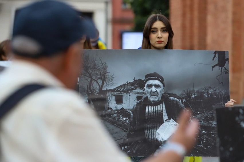 Toruń. Ulicami starówki przeszli z portretami ofiar wojny w Ukrainie