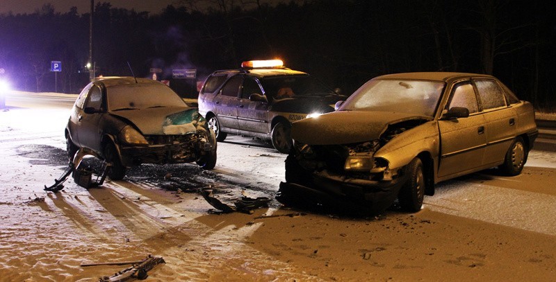 Czołowe zderzenie dwóch aut na ul. Wrocławskiej (zdjęcia)