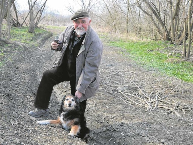 Quady zajeździły teren, tworząc ogromne koleiny - zwraca uwagę Krzysztof Kuliś, artysta malarz, mieszkający na os. Wólki. Często spaceruje ze swoim psem wzdłuż Dunajca, ale to coraz trudniejsze