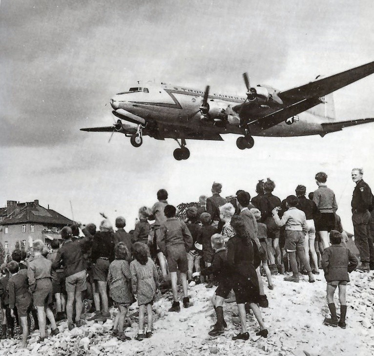 Berlińczycy patrzący na lądujący na Tempelhof samolot C-54