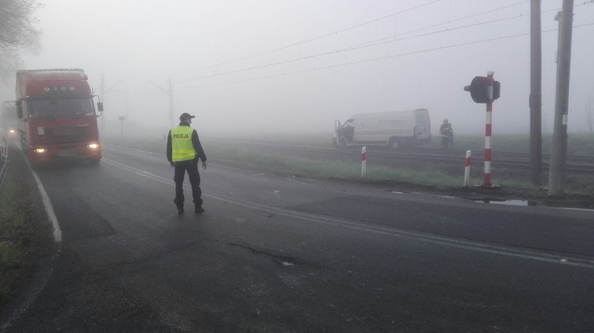 Bus utknął na przejeździe kolejowym w Domaszowicach.