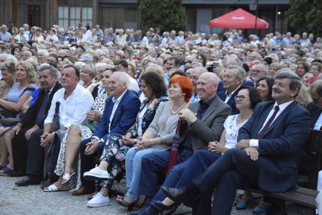 Po sobotnim koncercie galowym w Parku Zdrojowym impreza przeniosła się do Teatru Letniego. Tam, do środy 14 sierpnia będzie można podziwiać mistrzów operetki, najpiękniejsze duety świata czy przeboje Pierwszego Programu Polskiego Radia. Do udziału w festiwalu zaproszone zostały takie gwiazdy jak m.in. Aleksandra Borkiewicz, Anna Federowicz, Małgorzata Kulińska czy Andrzej Jurkiewicz. Wszystkie występy odbywają się przy akompaniamencie Orkiestry Polskiej Opery Kameralnej pod dyrekcją Kazimierza Wiencka.