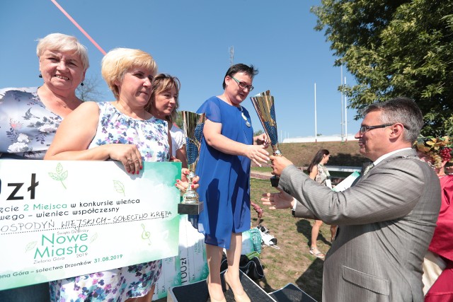 Dzielnica Nowe Miasto świętuje i to jeszcze jak! W sobotę, 31 sierpnia w zielonogórskim Drzonkowie o godz. 11.00 rozpoczęła się  uroczysta Msza Święta w kościele w sołectwie. O godz. 12.30 nastąpiło oficjalne przywitanie gości oraz otwarcie święta przez prezydenta w Wojewódzkim Ośrodku Sportu i Rekreacji w Zielonej Górze Drzonkowie.  Święto dzielnicy Nowe Miasto (31 sierpnia) to dawne gminne dożynki i impreza, dotycząca polsko-niemieckiej współpracy. Dawni partnerzy gminy z Niemiec, stali się po połączeniu partnerami miasta. Organizatorzy zadbali o moc atrakcji. Występy, prezentacja, konkurs na najlepszy wieniec dożynkowy. Oj, działo się! A przed nami jeszcze gwiazda wieczoru -  zespół Kombii. Jeśli nie macie jeszcze planów na wieczór, przypominamy, że na imprezę można dojechać darmowymi autobusami MZK. Wielu mieszkańców już z takiej opcji skorzystało. Jak bawicie się na święcie Dzielnicy Nowe Miasto? Zobaczcie naszą relację. Zobacz też wideo:  Zielonogórski Rower Miejski ma 3 nowe stacje. Tak ruszył sezon rowerowy w Zielonej Górze