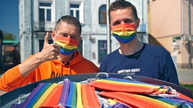 Para gejów pojechała do stref wolnych od LGBT, by na ulicach rozdawać tęczowe maski