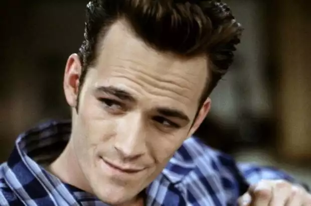 Luke Perry, odtwórca roli Dylana w serialu Beverly Hills 90210, nie żyje. O śmierci aktora poinformowano w poniedziałek. Miał 52 lata.Aktor zmarł w wyniku powikłań po udarze mózgu, do którego doszło tydzień temu. Trafił do szpitala św. Józefa w Burbank. Gdy doznał udaru, przebywał w swoim domu w Sherman Oaks w Kalifornii.Czytaj na kolejnych slajdach 