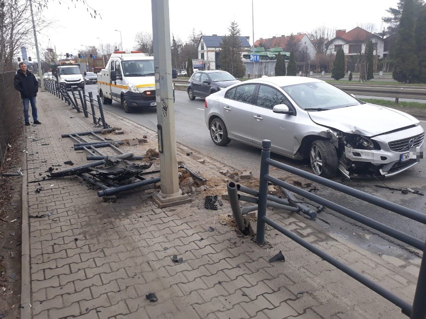 Wypadek na Karkonoskiej. Auto staranowało bariery. Jedna osoba ranna