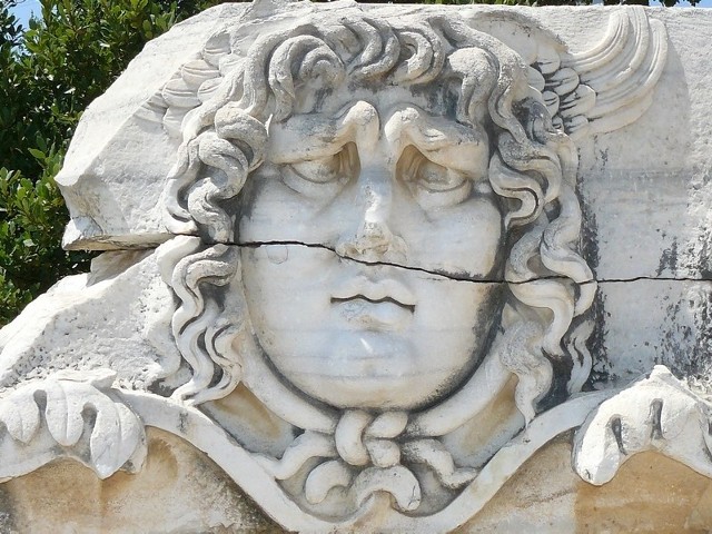 Płaskorzeźba Meduzy w sanktuarium apollińskim w Didymie.