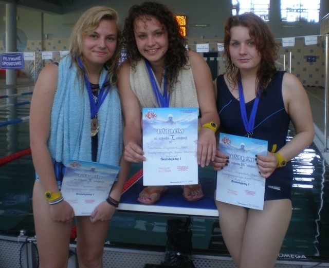 Uczennice "Sikorskiego&#8221; zwyciężyły najtrudniejszą konkurencję - zawody w pływaniu stylem zmiennym na dystansie 100 metrów: (od lewej) Marta Michałek &#8211; 2 miejsce, Oliwia Albrycht &#8211; 1 miejsce oraz Colett Kącka &#8211; 3 miejsce.