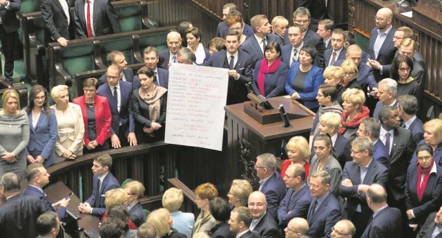 Posłowie PO zrobili sobie pamiątkowe zdjęcie na zakończenie protestu