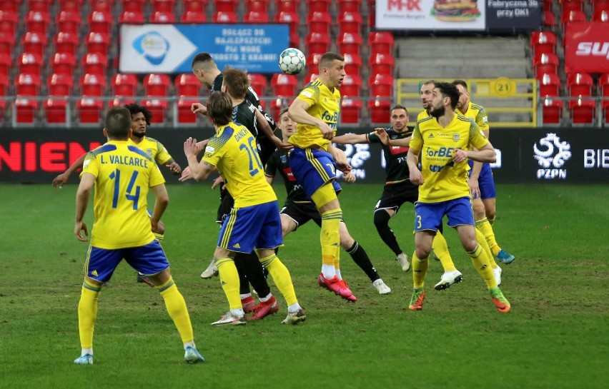 Fortuna 1.Liga. Arka Gdynia podejmuje lidera tabeli. Których piłkarzy pośle do boju trener Dariusz Marzec? 21.04.2021