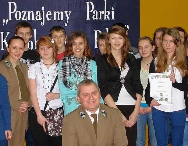 Zwycięskie gimnazjalistki z Krasocina z organizatorami konkursu w Przedborzu (fot. archiwum prywatne).