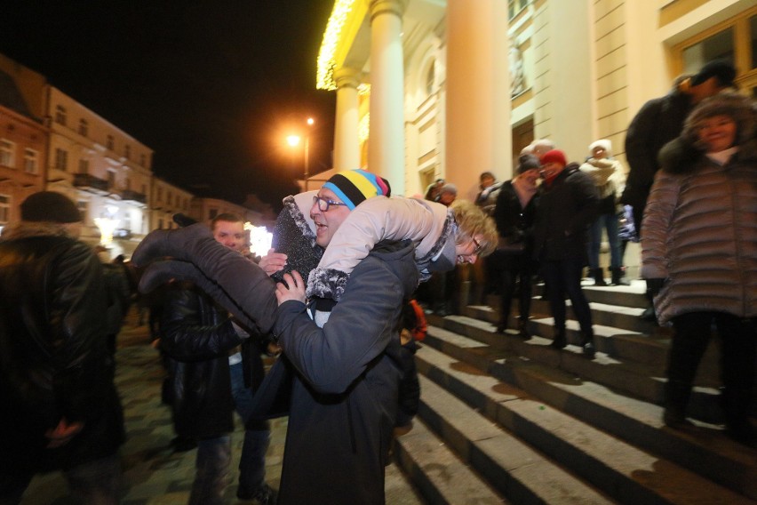 Sylwester w Lublinie. Tak mieszkańcy przywitali 2019 rok. Zobacz zdjęcia i wideo