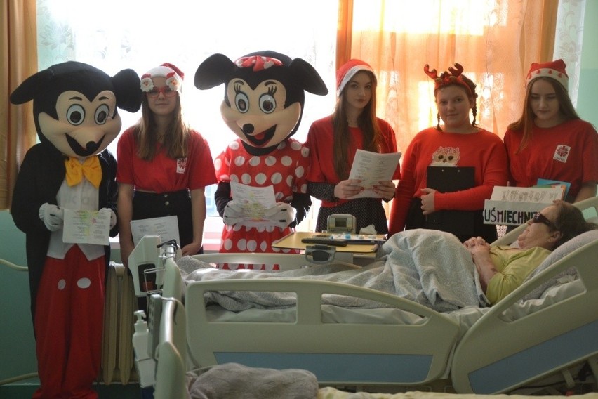 Uczniowie z Kikoła w ramach akcji „Razem na święta” odwiedzili pacjentów lipnowskiego ZOLu [zdjęcia]