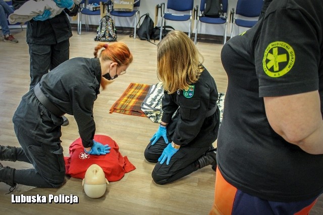 Komenda Powiatowa Policji w Międzyrzeczu stała się areną zmagań uczniów z lubuskich szkół policyjnych. Uczestnicy konkursu musieli wykazać się wiedzą, umiejętnościami i sprawnością. Która drużyna okazała się najlepsza? Konkurs był doskonałym sprawdzianem umiejętności i próbką zadań, z jakimi na co dzień mierzą się policjanci.  Na początek uczniowie rozwiązywali test wiedzy, potem ruszyli na tor przeszkód – taki sam, jaki muszą pokonać kandydaci do służby. Kolejną konkurencją było udzielanie pierwszej pomocy przedmedycznej. Uczniowie musieli wykazać się także umiejętnościami strzeleckimi i znajomością zasad obchodzenia się z bronią.  W rywalizacji oceniana była nie tylko skuteczność, ale i czas wykonania zadania.Oto zwycięzcy: - I miejsce zajęła drużyna ze Zespołu Szkół Technicznych i Ogólnokształcących imienia Stanisława Lema w Skwierzynie.- II miejsce zajęli reprezentanci Katolickiego Liceum świętego Tomasza z Akwinu w Gorzowie Wielkopolskim.- III miejsce przypadło dla uczniów z Technikum numer 1 imienia Stanisława Staszica w Międzyrzeczu.Konkurs zorganizowała Komenda Wojewódzka Policji w Gorzowie. Wideo: Zobacz, jak przebiegała rywalizacjaCzytaj także: Są nowi "terytorialsi". Rekruci w Skwierzynie złożyli przysięgę wojskową