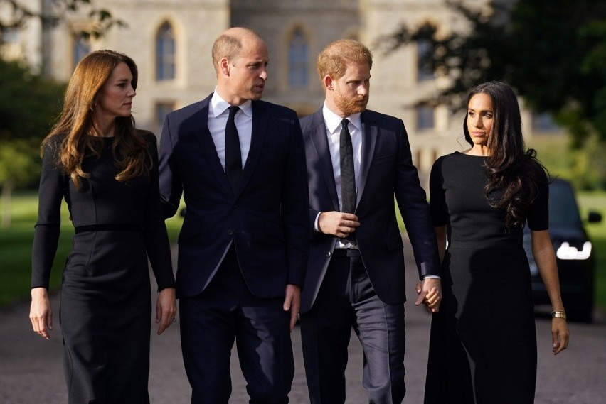 Księżna Kate i książę William wraz z księciem Harrym i...