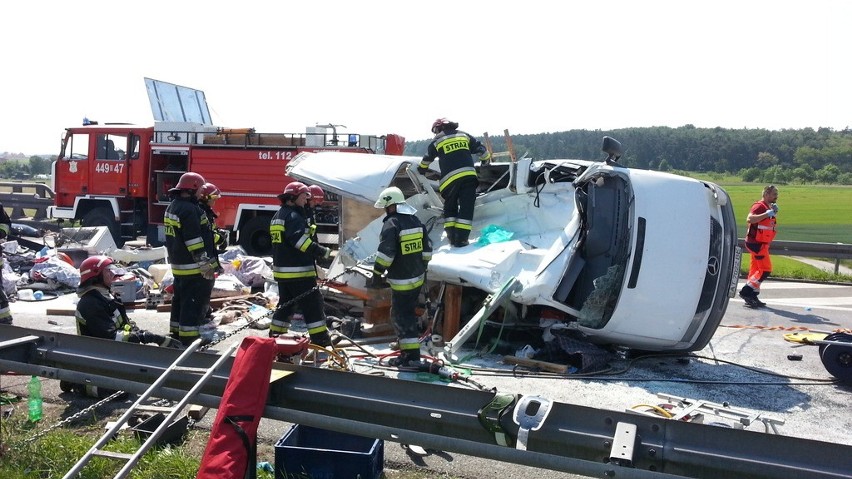 Wypadek na autostradzie A4. Siedmiu Ukraińców jadących busem...