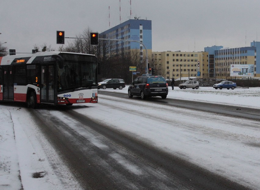 Kilkanaście kolizji na drogach Radomia. Zima zaskoczyła kierowców. Policja apeluje o rozwagę i ostrożną jazdę
