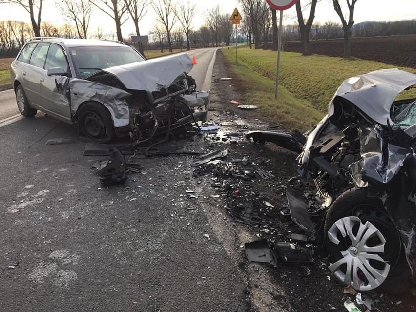 Tragiczny wypadek pod Wrocławiem na drodze krajowej 8. Jedna osoba nie żyje, trzy zostały ranne