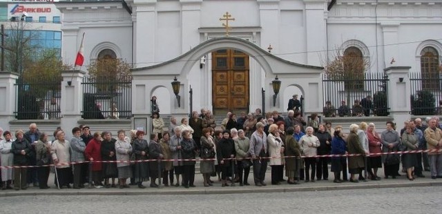 Białostoczanie czekają na przyjazd konduktu z ciałem abp Mirona Chodakowskiego.