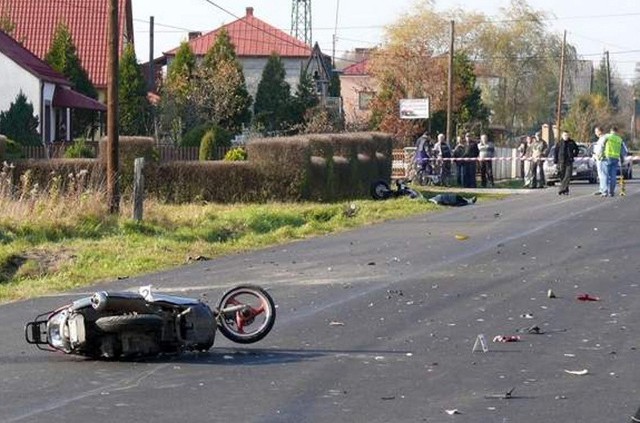 Tragedia rozegrała się na drodze z Jeżowego do Jaty. Na jezdni widoczny skuter, którym kierowała kobieta.