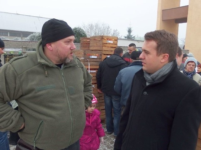 Dwaj z trzech organizatorów akcji, od lewej Jarosław Warszawa i Marek Materek planowali, że jabłka, które zostaną, zabiorą do swojego magazynu, ale nie zostały.