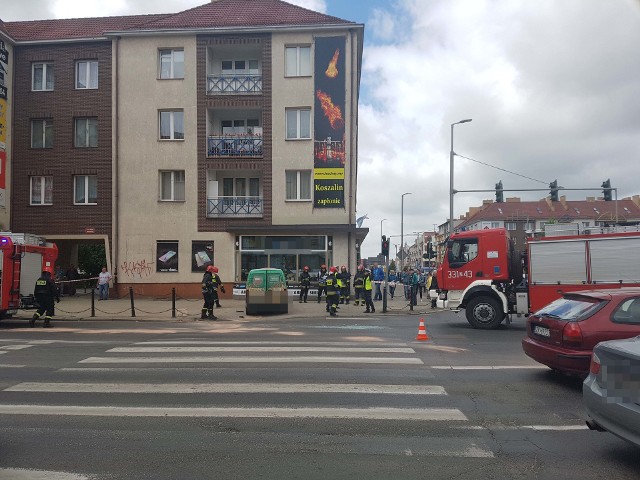 Zderzyły się dwa samochody, dostawczy i osobowy. Ruch jest utrudniony. Na miejscu są pogotowie, dwa wozy straży pożarnej, policja. AktualizacjaDziś krótko po południu, na skrzyżowaniu ulic Zwycięstwa i 1 Maja doszło do wypadku. Zderzyły się opel combo i renault scenic. Początkowo wydawało się, że ani kierowcom, ani pasażerom nic się nie stało, jednak ostatecznie jedną osobę, na wszelki wypadek  przewieziono do szpitala. Na miejscu byli strażacy, policja i pogotowie. Policja ustala okoliczności wypadku. Ruch w tym miejscu był utrudniony. Zobacz także: Koszalin: Próbne wybuchy na budowie obwodnicy Koszalin-Sianów