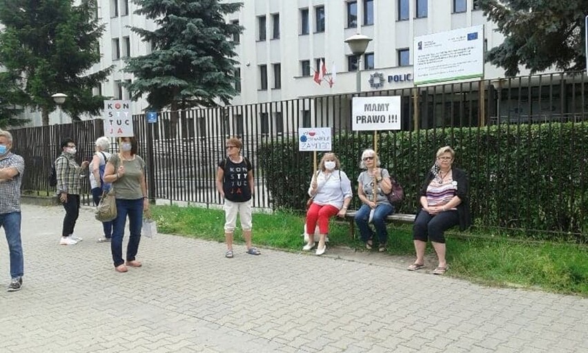 Uczcili święto 3 maja. Po ponad miesiącu przyszło wezwanie na policję. Trwa protest pod komendą w Zamościu. Zobacz