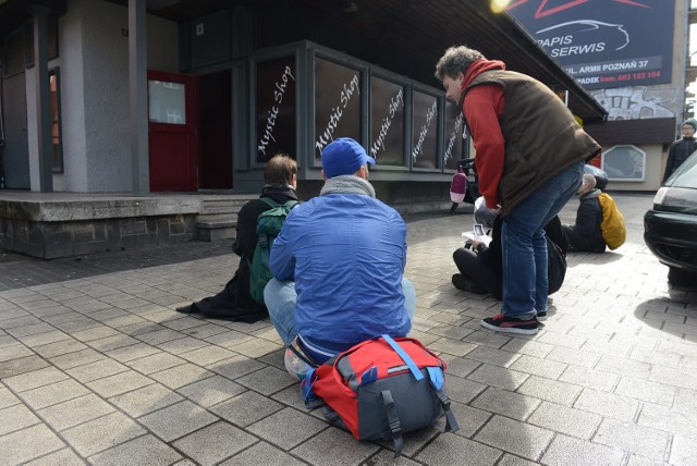 Protest przeciw dopalaczom: Medytowali przed sklepem [ZDJĘCIA]