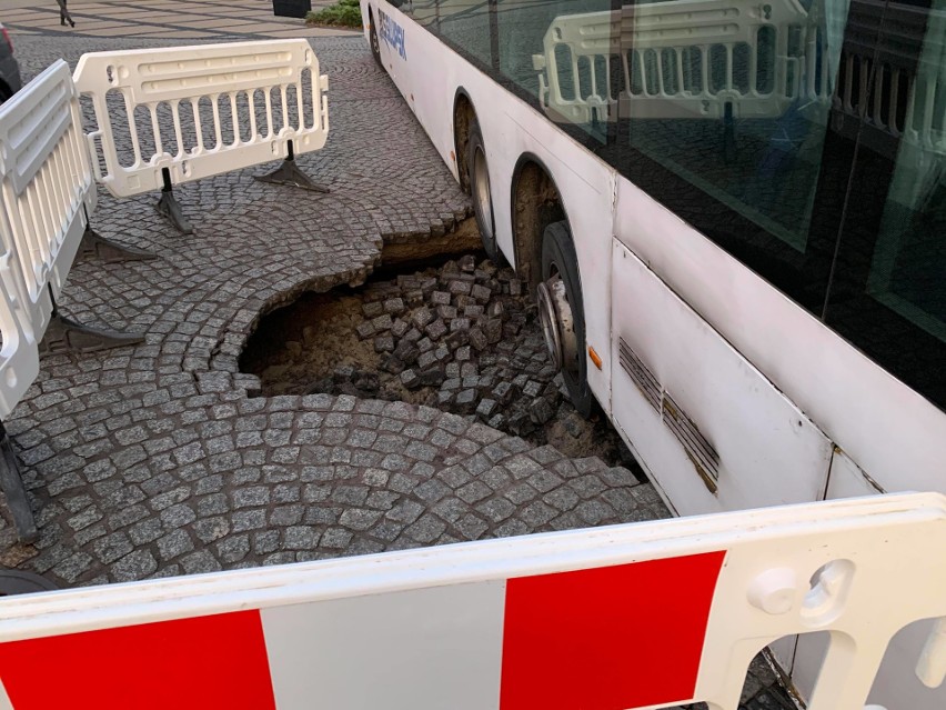 Dziś rano (środa 16.10) pod autobusem PKS Słupsk-Ustka na...