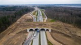Budowa drogi S61 Ełk Południe-Wysokie. Zaawansowanie prac na tym odcinku trasy Via Baltica osiągnęło w większości branż 100 proc.