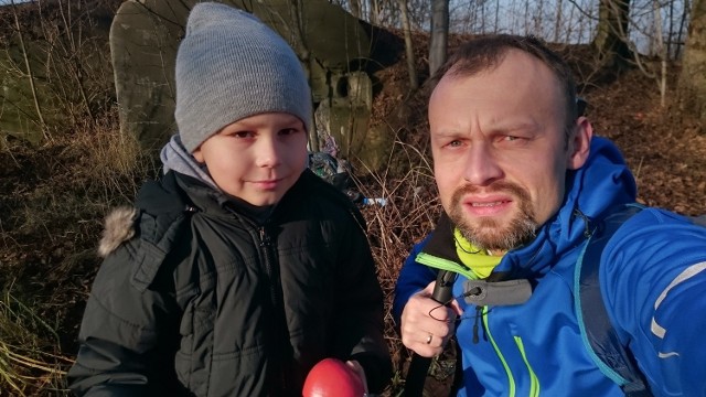 Na zdjęciu Marcin Strzelecki ze swoim 6-letnim synem Marcelem w Piekarach podczas kręcenia filmu „Piekarskie fortyfikacje”