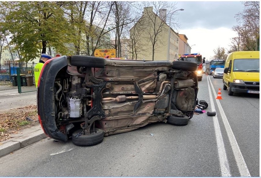 Opolscy policjanci ustalają, jak dokładne doszło do wypadku...