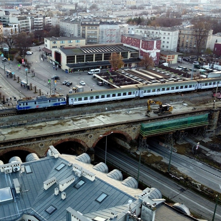 Kraków. Rozpoczęli rozbierać wiadukt nad ulicą Grzegórzecką. Mieszkańcy protestują [ZDJĘCIA]