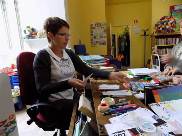 Bibliotekarka Bożena Maksymowicz zaprasza Czytelników.