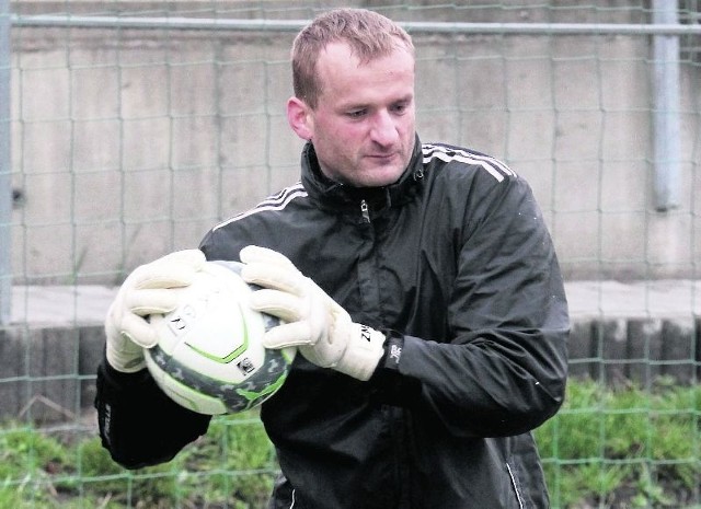 Zbigniew Małkowski trenuje z rezerwami Korony Kielce i czeka na decyzję w sprawie kontraktu Polskiego Związku Piłki Nożnej. 