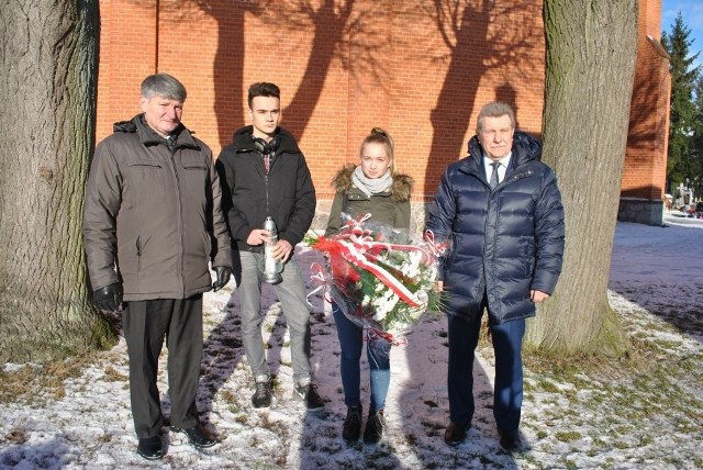 Obecny rok jest rokiem 150 rocznicy urodzin patrona szkoły Leona Janty-Połczyńskiego. W związku z tym placówka postanowiła uczcić to. Zaplanowano kilka uroczystości, na początek w szkole przeprowadzono konkursu ortograficzny "O nagrodę senatora". W konkursie uczestniczyło piętnaścioro uczniów - maturzystów, wyłonionych w eliminacjach szkolnych. A byli to uczniowie z Zespół Szkół Licealnych i Agrotechnicznych - Monika Mechlińska, Magdalena Żabińska i Aleksandra Łeppek. Z Zespołu Szkół Ogólnokształcących - Paulina Ciborowska, Magdalena Kutnik i Anita Szwoch. Z Zespołu Szkół Licealnych i Technicznych Bartosz Tajl, Pamela Jerewska i Agnieszka Bugajska. Z Technikum Leśnego dyktando pisali Amelia Golon, Adrianna Malendowicz i Magdalena Wrzosek. Natomiast z Tucholskiej Szkoły Realnej - Aneta Tomaszewicz, Sonia Kantak i Michał Kempiński. Po napisaniu dyktanda uczniowie w oczekiwaniu na wyniki uczestniczyli wspólnie z senatorem Andrzejem Kobiakiem i dyrektorem ZSLiA Ireneuszem Wesołowskim w wycieczce śladami patrona. Złożyli kwiaty na grobie Leona Janty- Połczyńskiego w Raciążu, a także odwiedzili dom, w którym mieszkał patron szkoły. Obecnie jest tam siedziba Domu Pomocy Społecznej w Wysokiej. Po powrocie do szkoły w auli szkolnej było podsumowanie konkursu. Pracę oceniali nauczyciele poloniści ze szkół, które uczestniczyły w konkursie. Komisja, której przewodniczyła Hanna Szramka, dyrektorka biblioteki w Tucholi, po ocenie prac ogłosiła wyniki. Pierwsze miejsce zajęła Amelia Golon, drugie Paulina Ciborowska, na trzecim uplasowała się Sonia Kantak. Nagrody wręczyli senator Andrzej Kobiak, funadtor nagród i Halina Janowska-Giłka, prezeska Łuczniczki w Tucholi. Wszyscy pozostali uczestnicy dyktanda otrzymali dyplomy za udział w konkursie oraz słodycze. W uroczystości uczestniczył również Jarosław Katulski, wiceprzewodniczący Sejmiku kujawsko-pomorskiego. Wręczył on nagrody i podziękowania od Piotra Całbeckiego, marszałka województwa kujawsko-pomorskiego. Po tej części odbyła się uroczystość wręczenia stypendiów fundowanych uczniom z powiatu tucholskiego przez stowarzyszenie "Via Natura". Uroczystość poprowadziła Halina Janowska-Giłka, prezeska "Via Natura" wraz z wiceprezesem Pawłem Cieślewiczem wręczyli certyfikaty potwierdzające przyznanie stypendium pięciu uczniom powiatu. Dyrektor szkoły podziękował zebranym za przybycie i zaprosił na obchody dnia patrona w maju. Uroczystość uświetniły wokalnie uczennice ZSLiA Martyna Szamocka i Angelika Mania, przygotował je Dariusz Krygowski. Organizatorami konkursu byli Zespół Szkół Licealnych i Agrotechnicznych im. Leona Janty- Połczyńskiego, Miejska Biblioteka Publiczna im. Aleksandra Janty-Połczyńskiego i stowarzyszenie "Via Natura" w Tucholi.