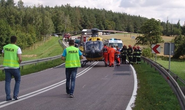 W wypadku najbardziej ucierpiał kierowca mercedesa. 53-latka do szpitala zabrało Lotnicze Pogotowie Ratunkowe