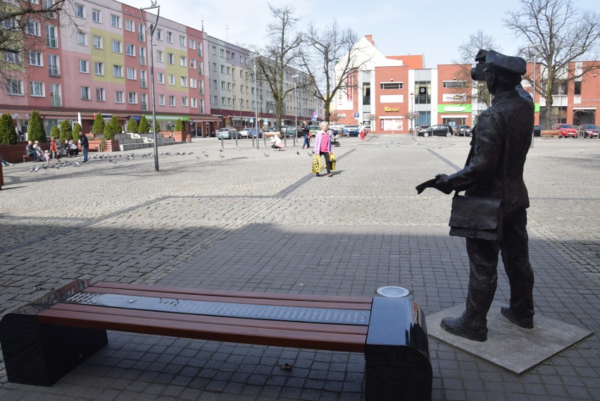 Stargard. Gadająca ławka podoba się mieszkańcom. Na razie oglądają i testują 