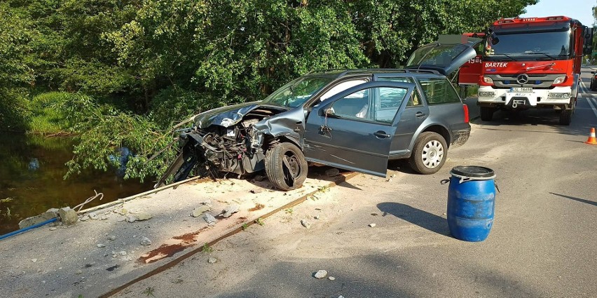 Kolizja w Dębnicy Kaszubskiej. 55-latek stracił panowanie nad autem i uderzył w barierki