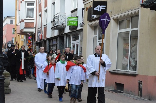 Procesja maszeruje deptakiem w centrum miasta